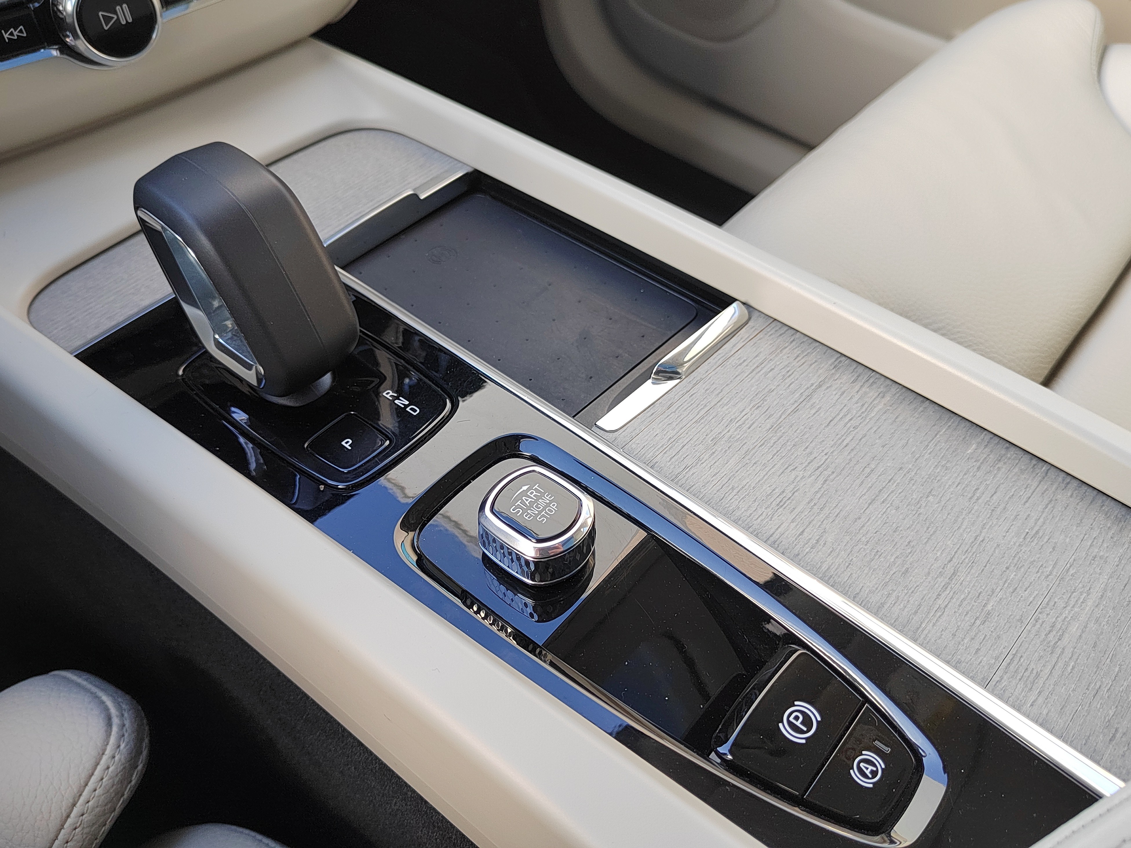 VOLVO XC60 2023
