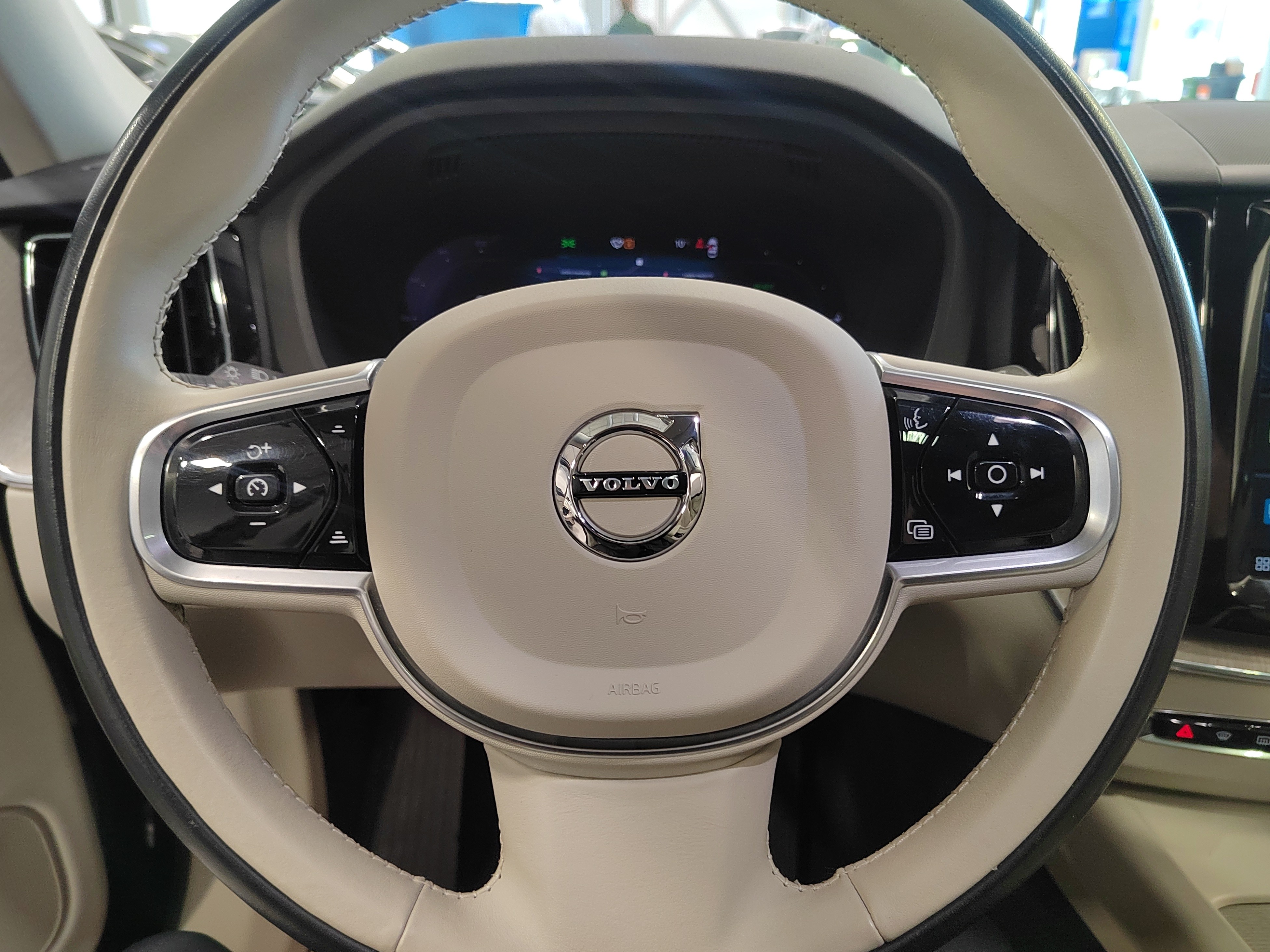 VOLVO XC60 2023