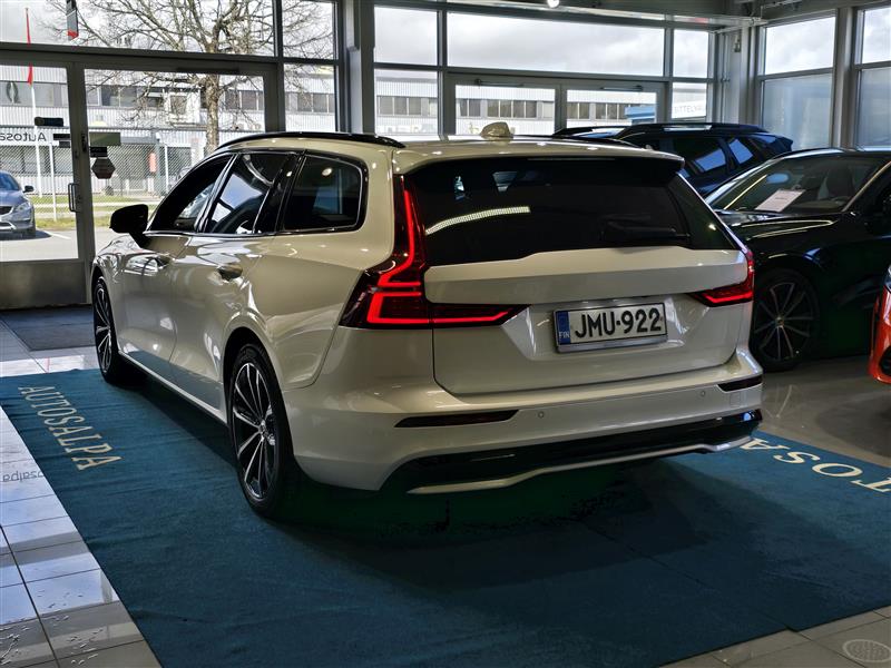 VOLVO V60 2023