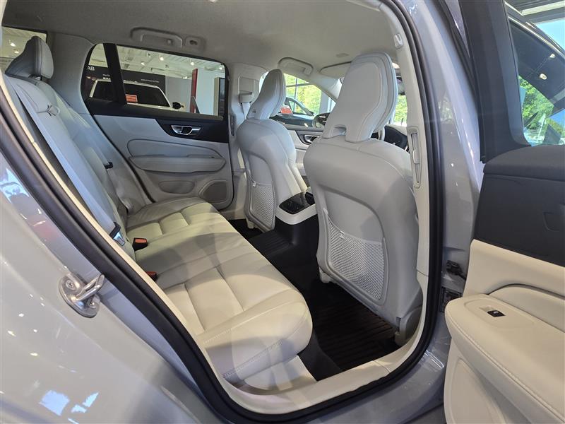 VOLVO V60 2025