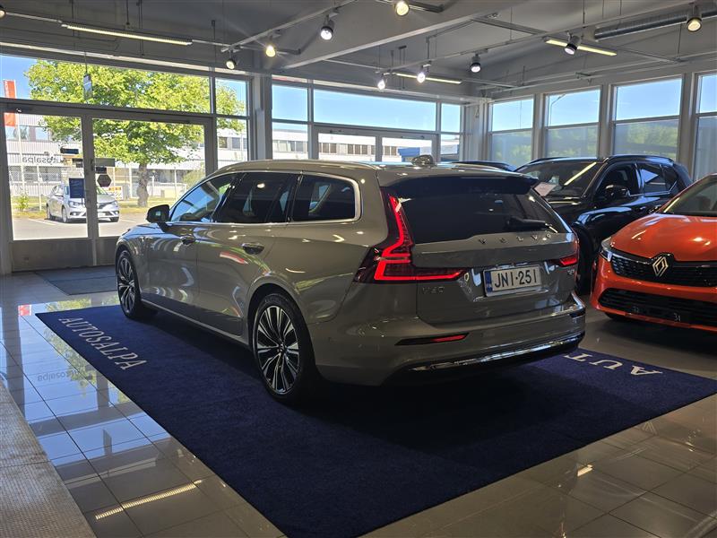 VOLVO V60 2025
