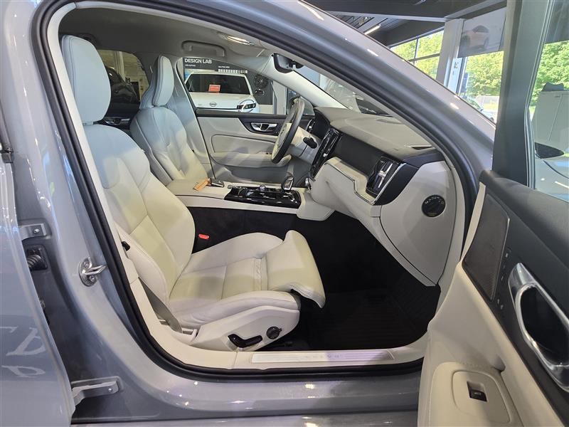 VOLVO V60 2025