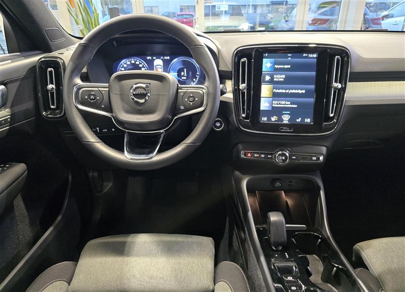 VOLVO XC40 2023