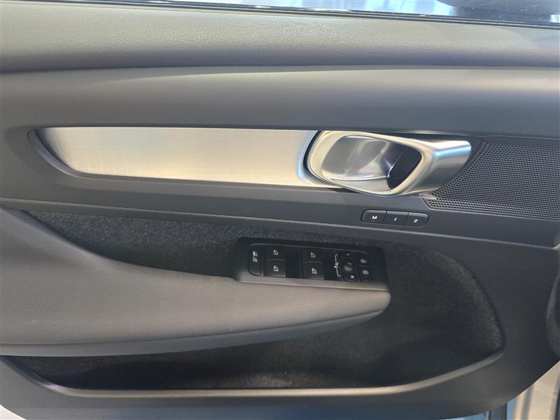 VOLVO XC40 2024