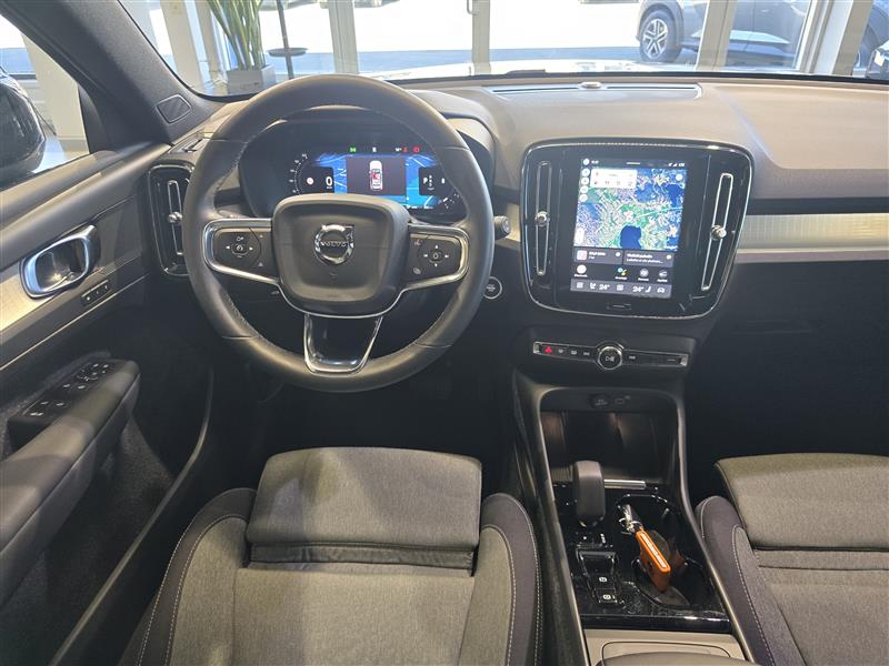 VOLVO XC40 2024
