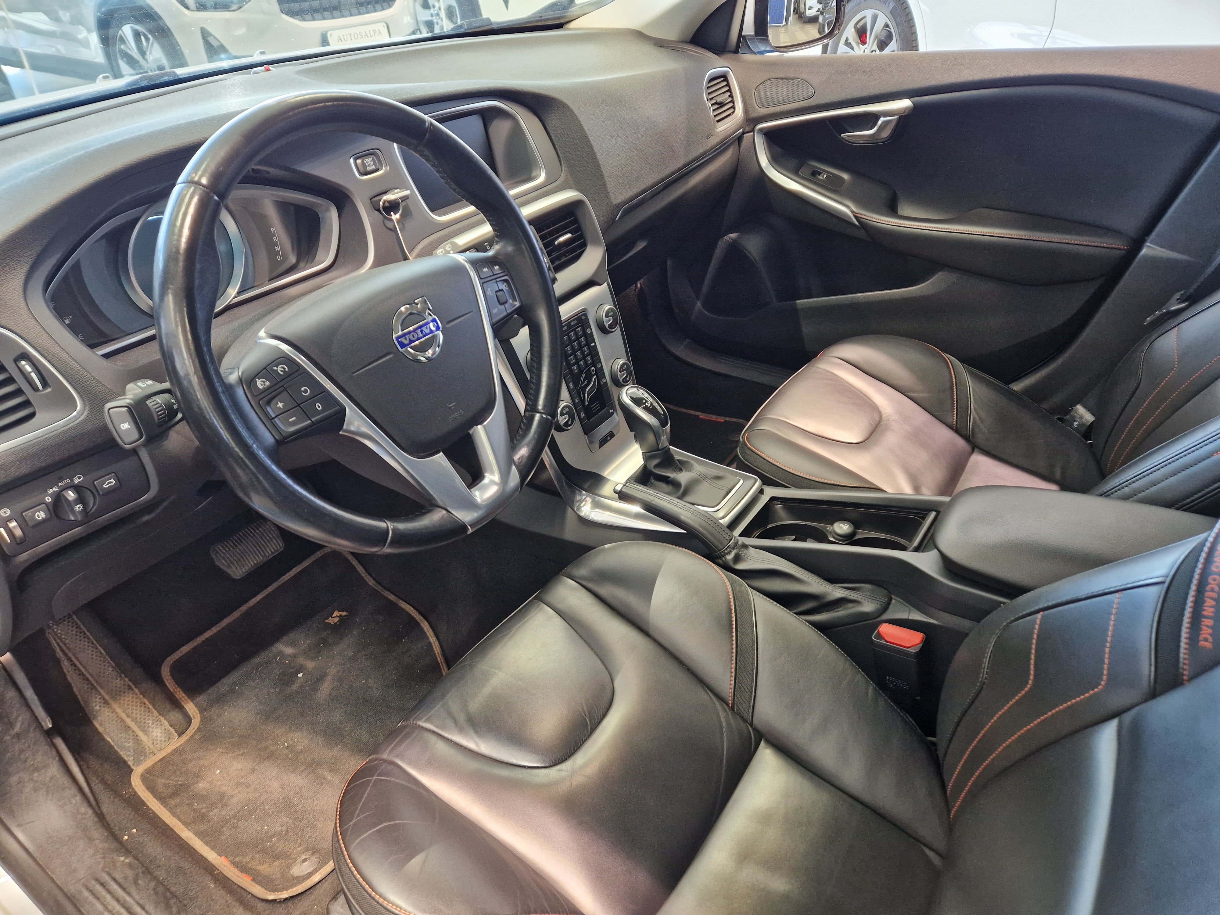 VOLVO V40 2015
