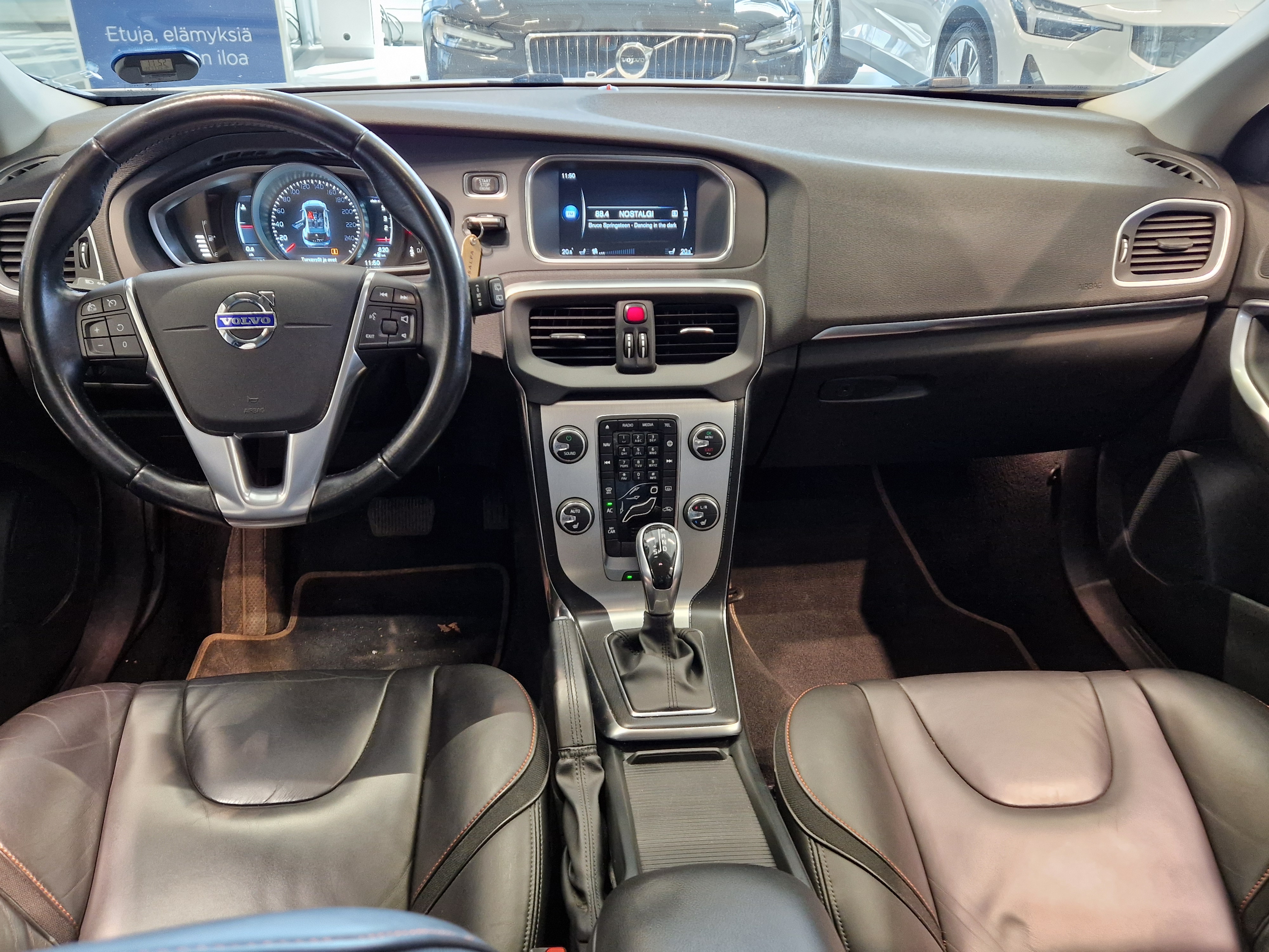 VOLVO V40 2015