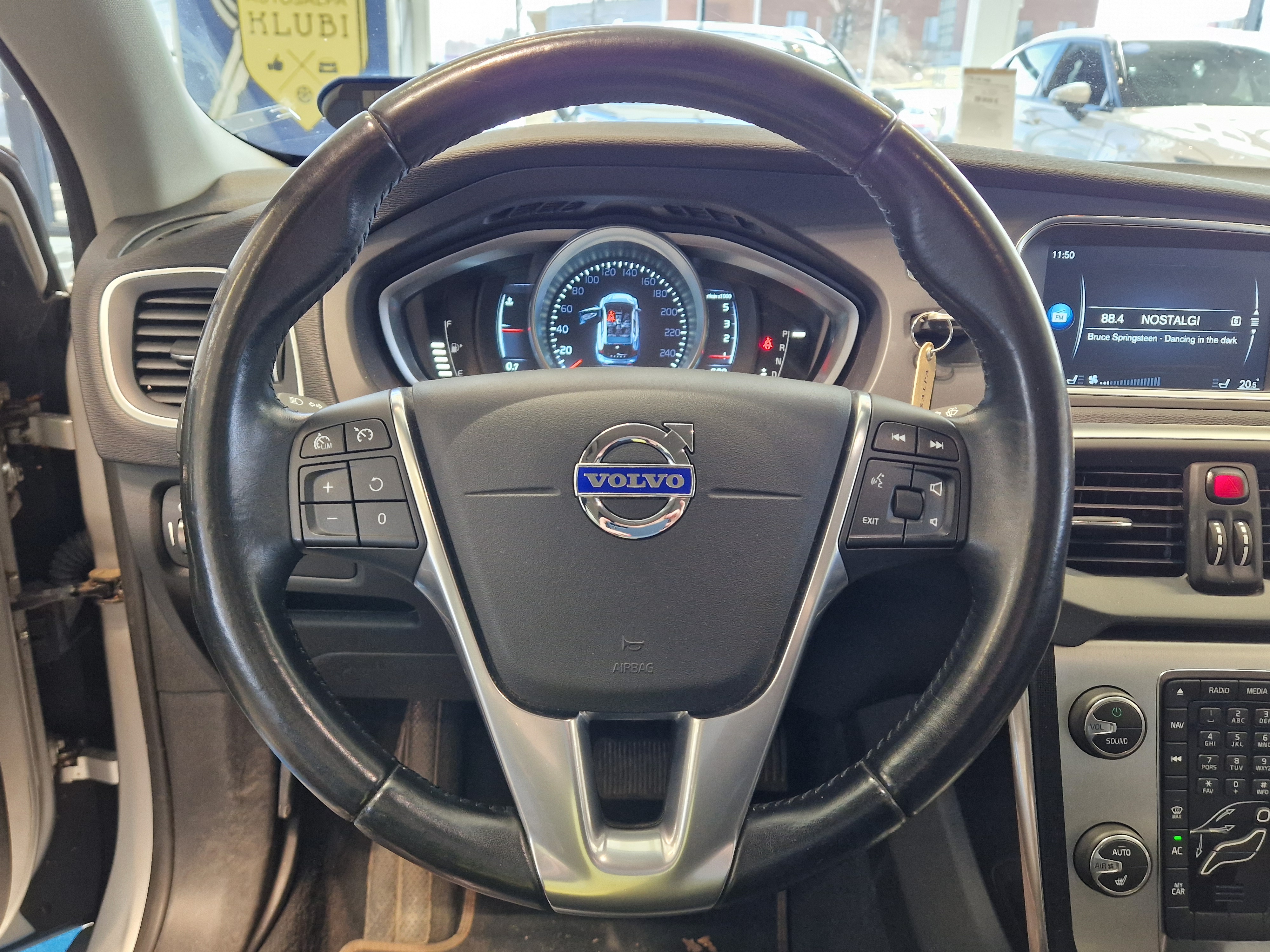 VOLVO V40 2015