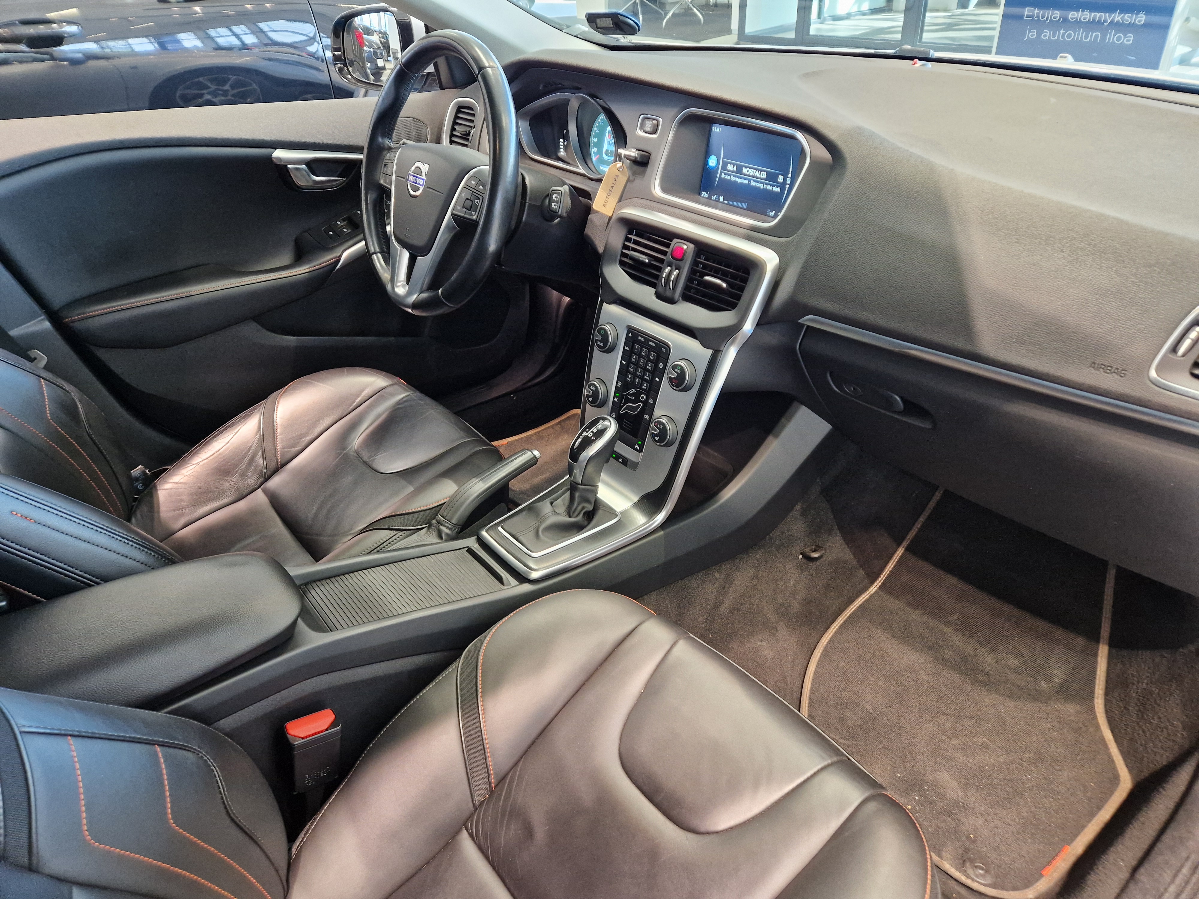 VOLVO V40 2015