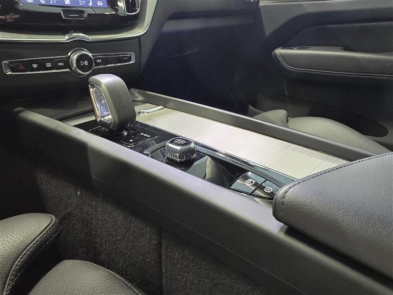 VOLVO XC60 2023