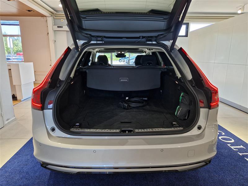 VOLVO V90 2025