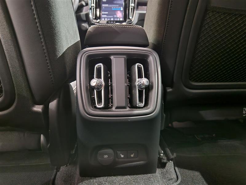 VOLVO EX40 2025