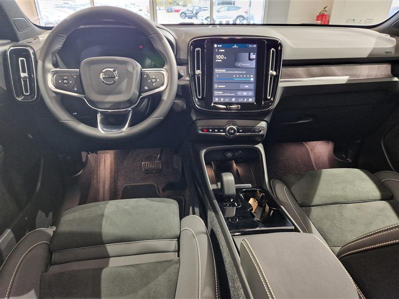 VOLVO EX40 2025