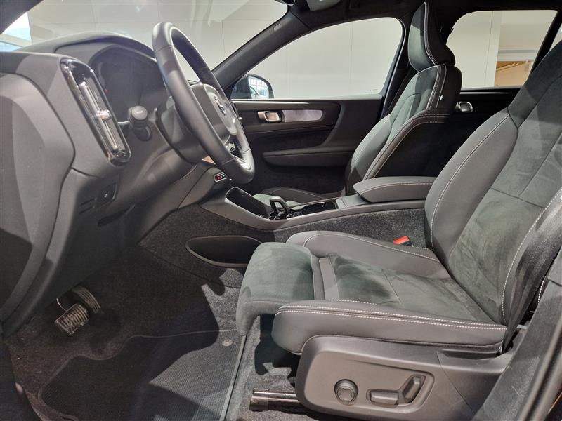 VOLVO EX40 2025