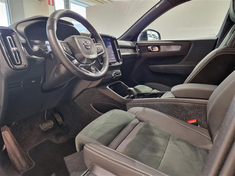 VOLVO EX40 2025