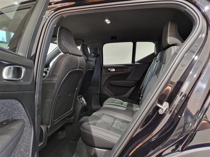 VOLVO EX40 2025