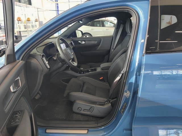 VOLVO EX40 2025