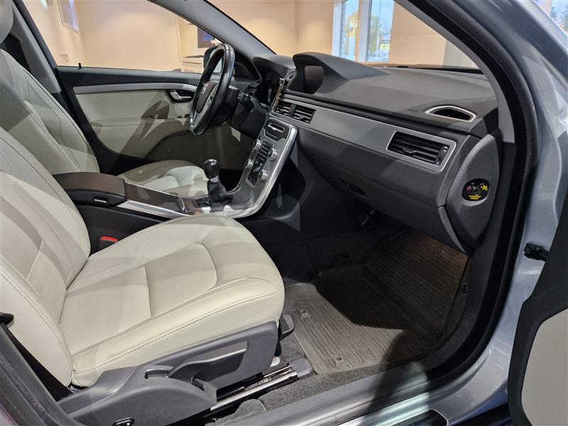 VOLVO V70 2015