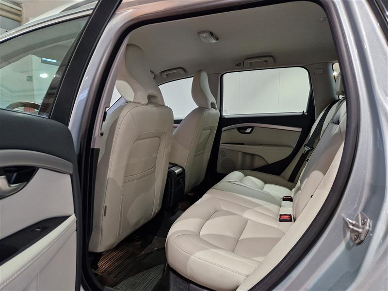 VOLVO V70 2015