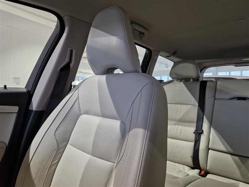 VOLVO V70 2015