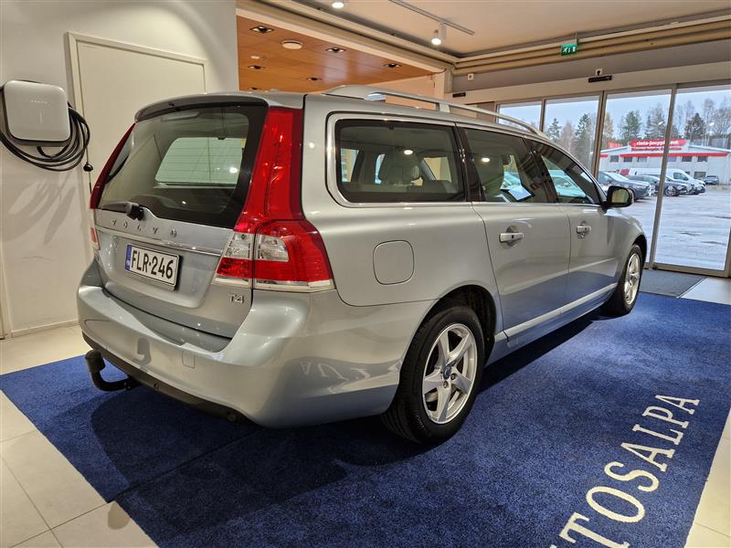 VOLVO V70 2015