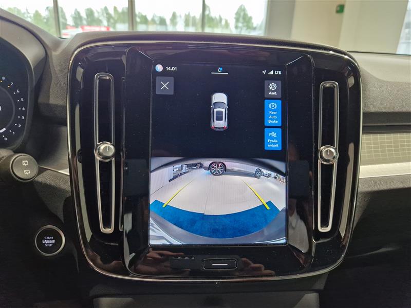 VOLVO XC40 2023