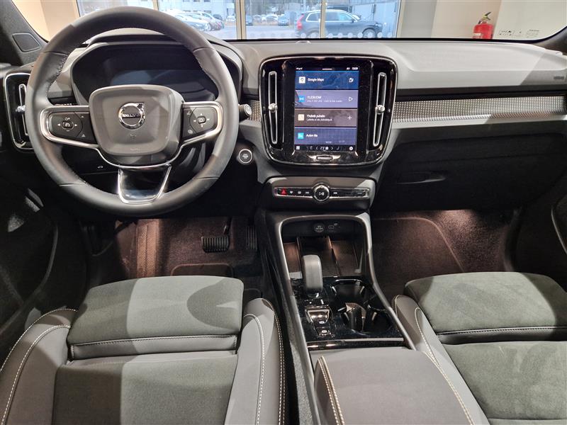 VOLVO XC40 2025