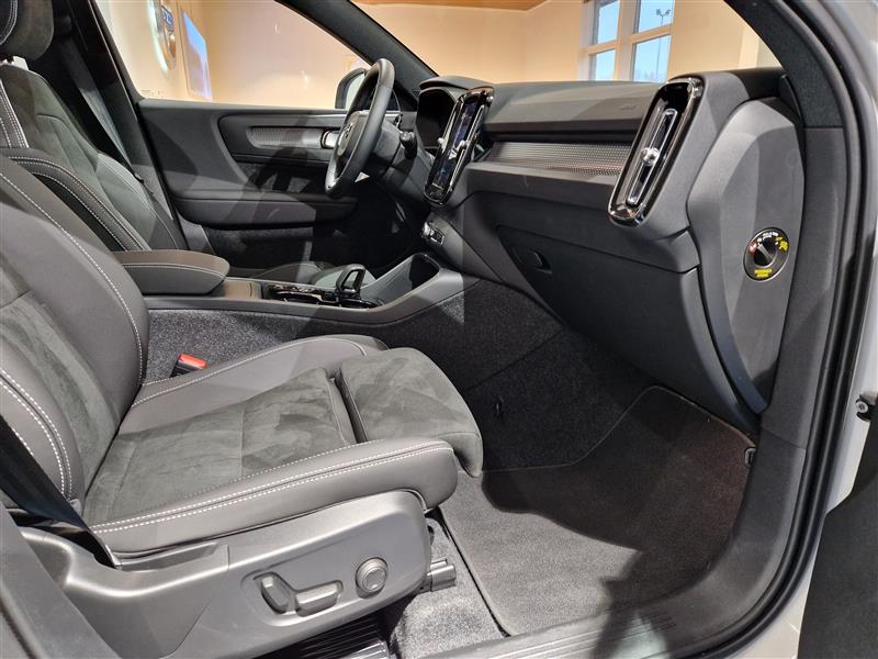 VOLVO XC40 2025