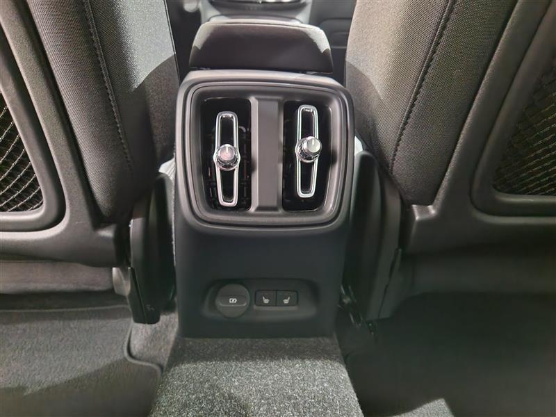 VOLVO XC40 2024