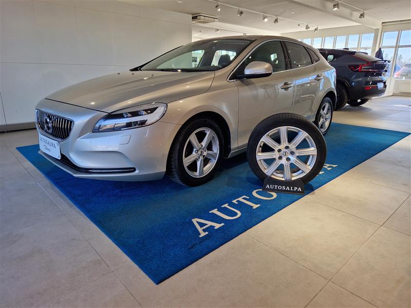 VOLVO V40 2018