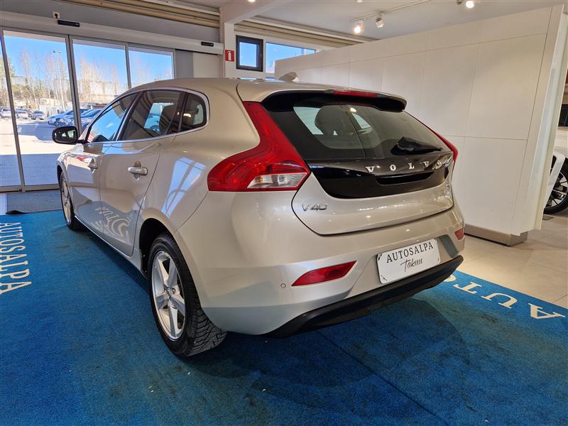 VOLVO V40 2018