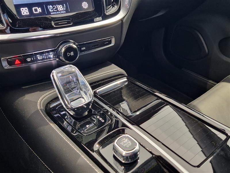 VOLVO V60 2023