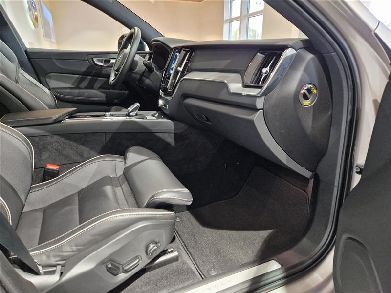 VOLVO XC60 2025