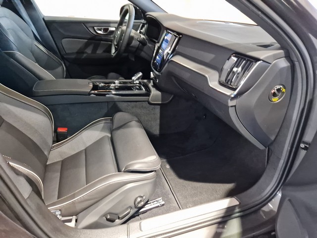 VOLVO V60 2025