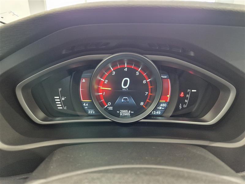 VOLVO V40 2016