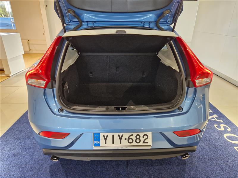 VOLVO V40 2016