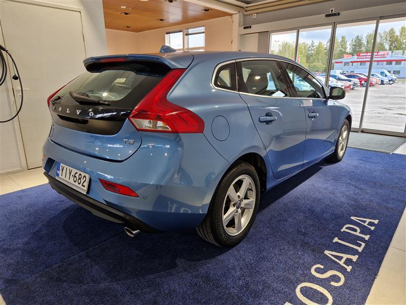 VOLVO V40 2016