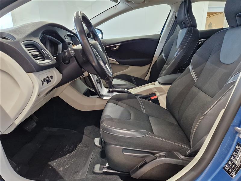 VOLVO V40 2016