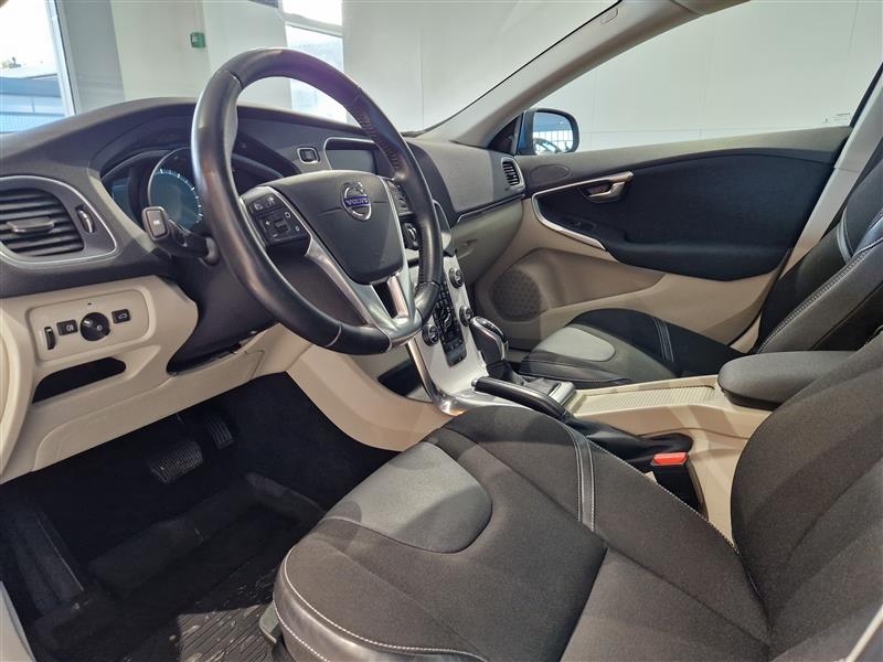 VOLVO V40 2016