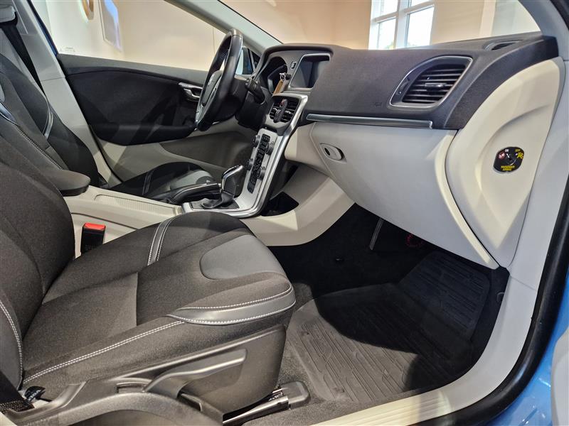 VOLVO V40 2016