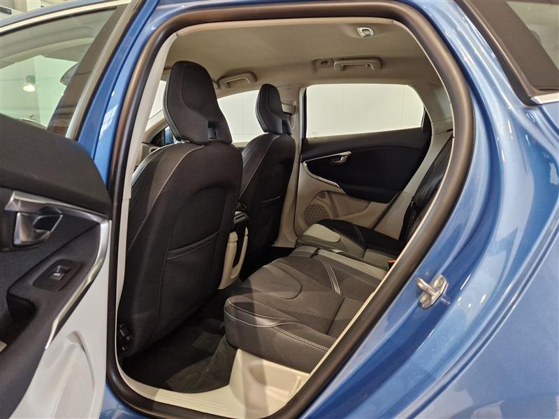 VOLVO V40 2016