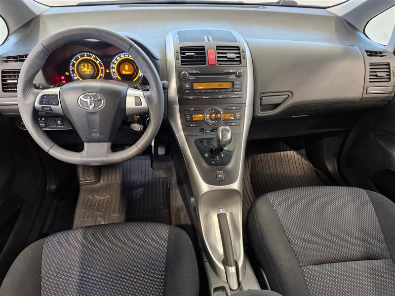TOYOTA Auris 2011
