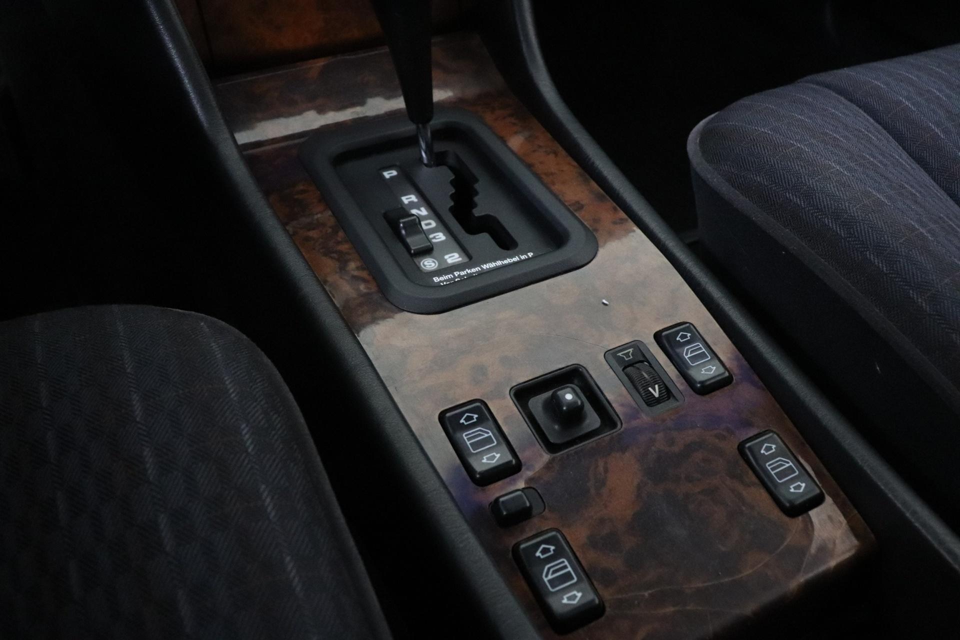 MERCEDES-BENZ 300 1992