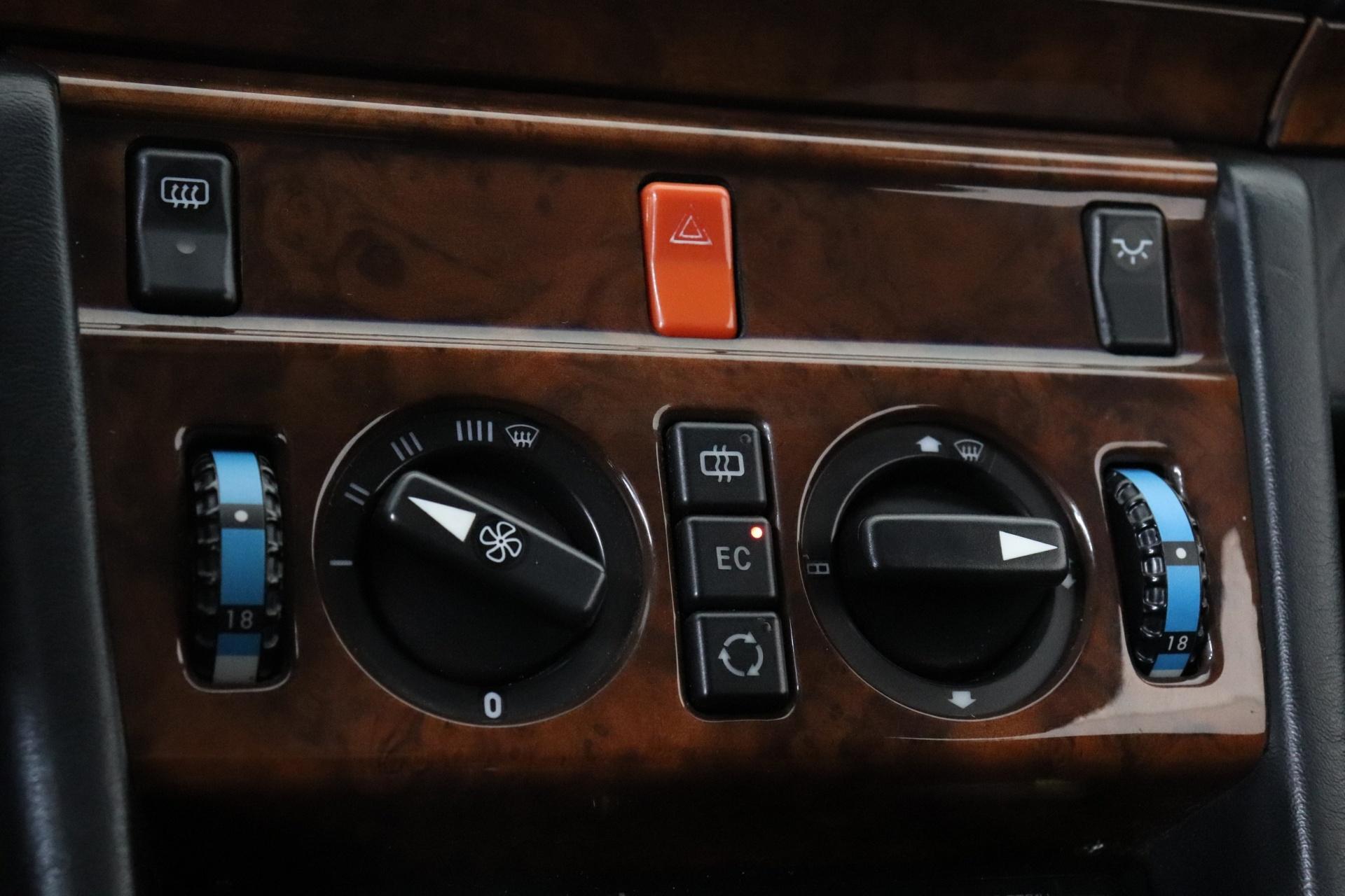 MERCEDES-BENZ 300 1992
