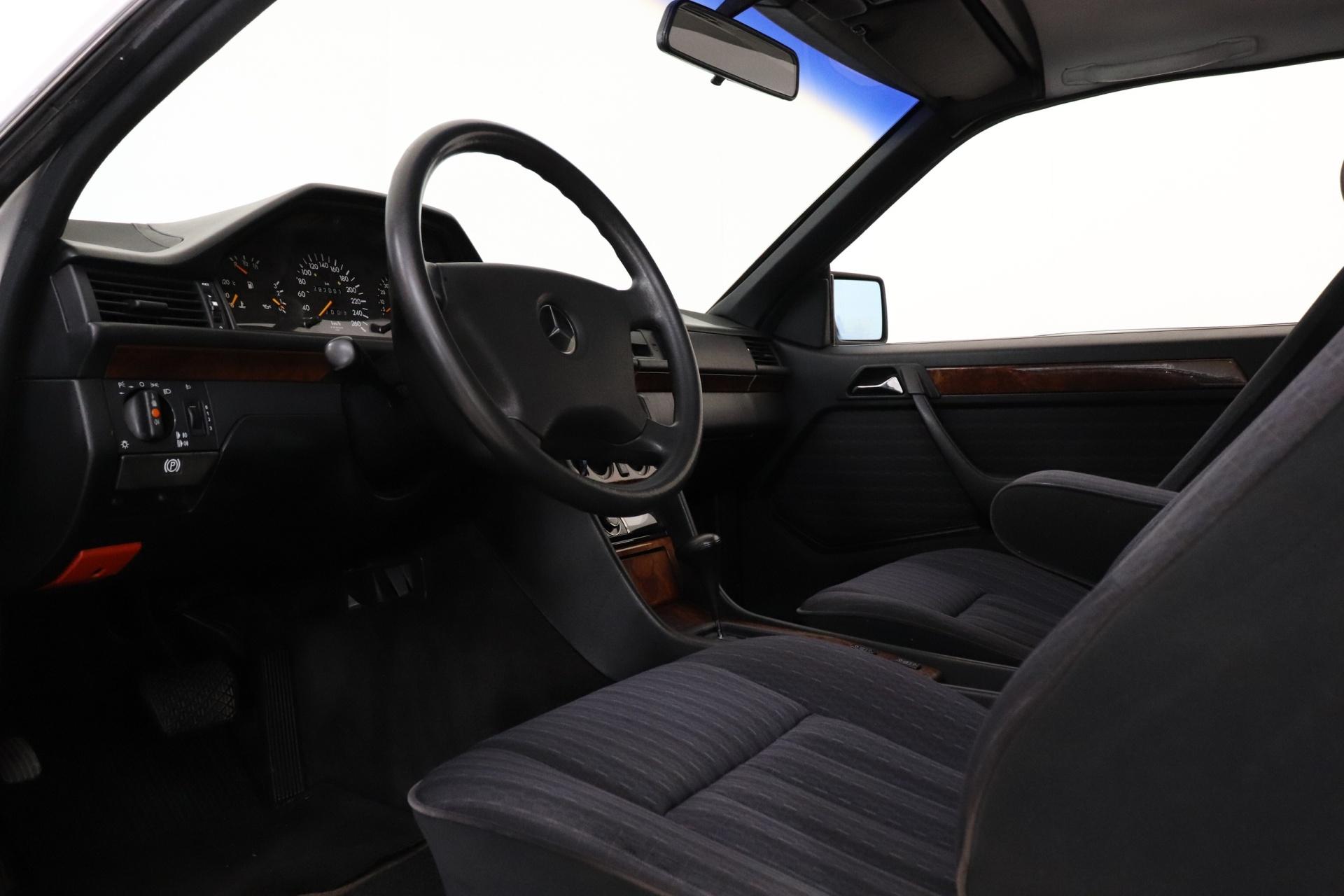MERCEDES-BENZ 300 1992