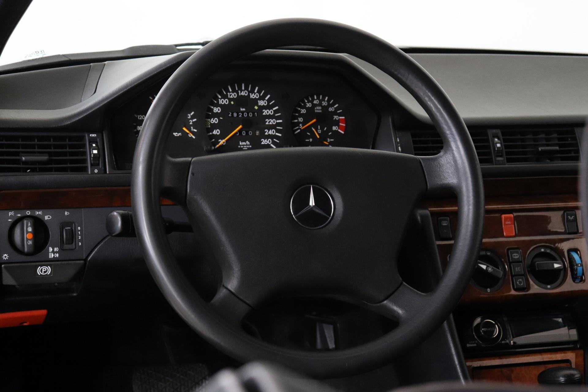 MERCEDES-BENZ 300 1992