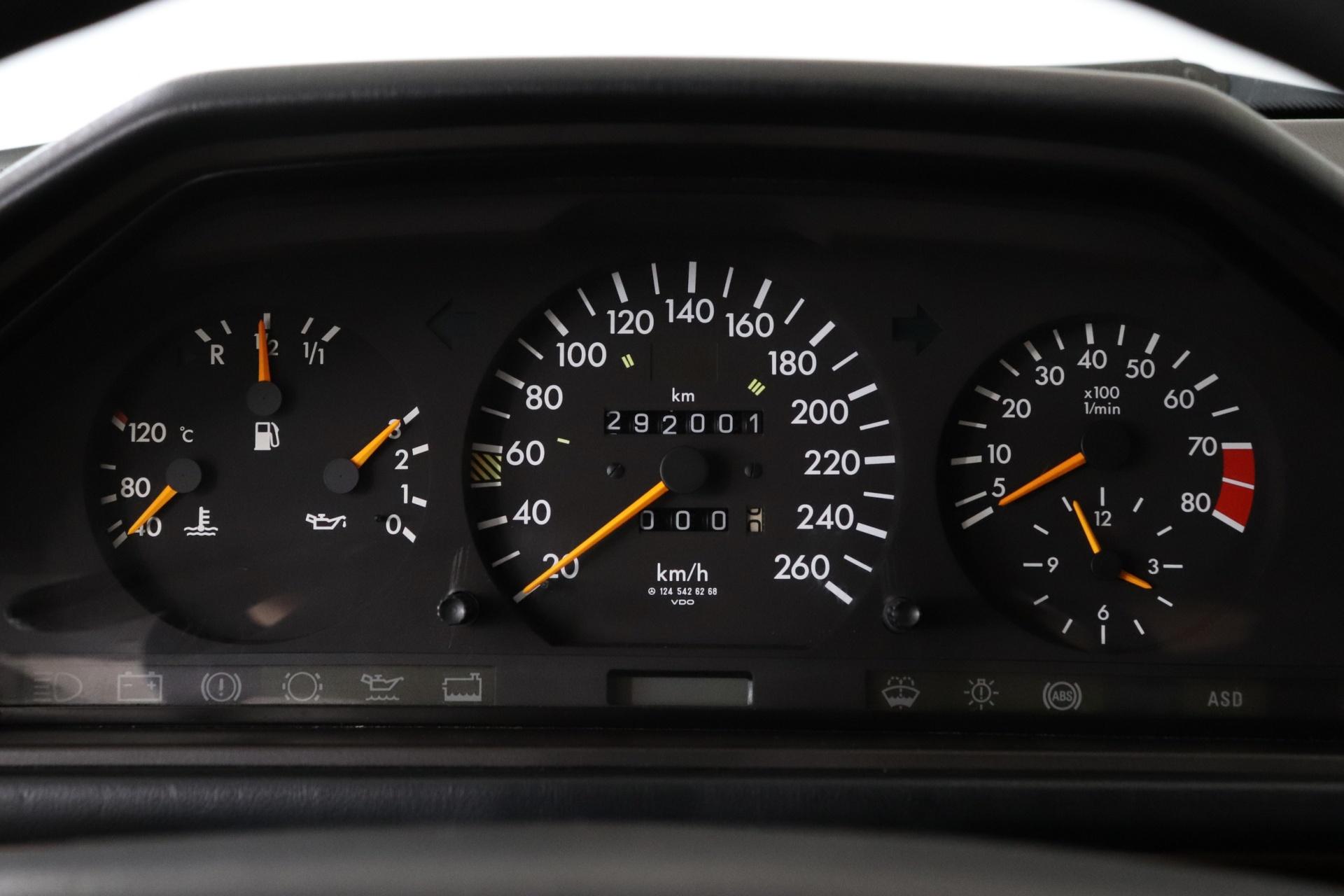 MERCEDES-BENZ 300 1992