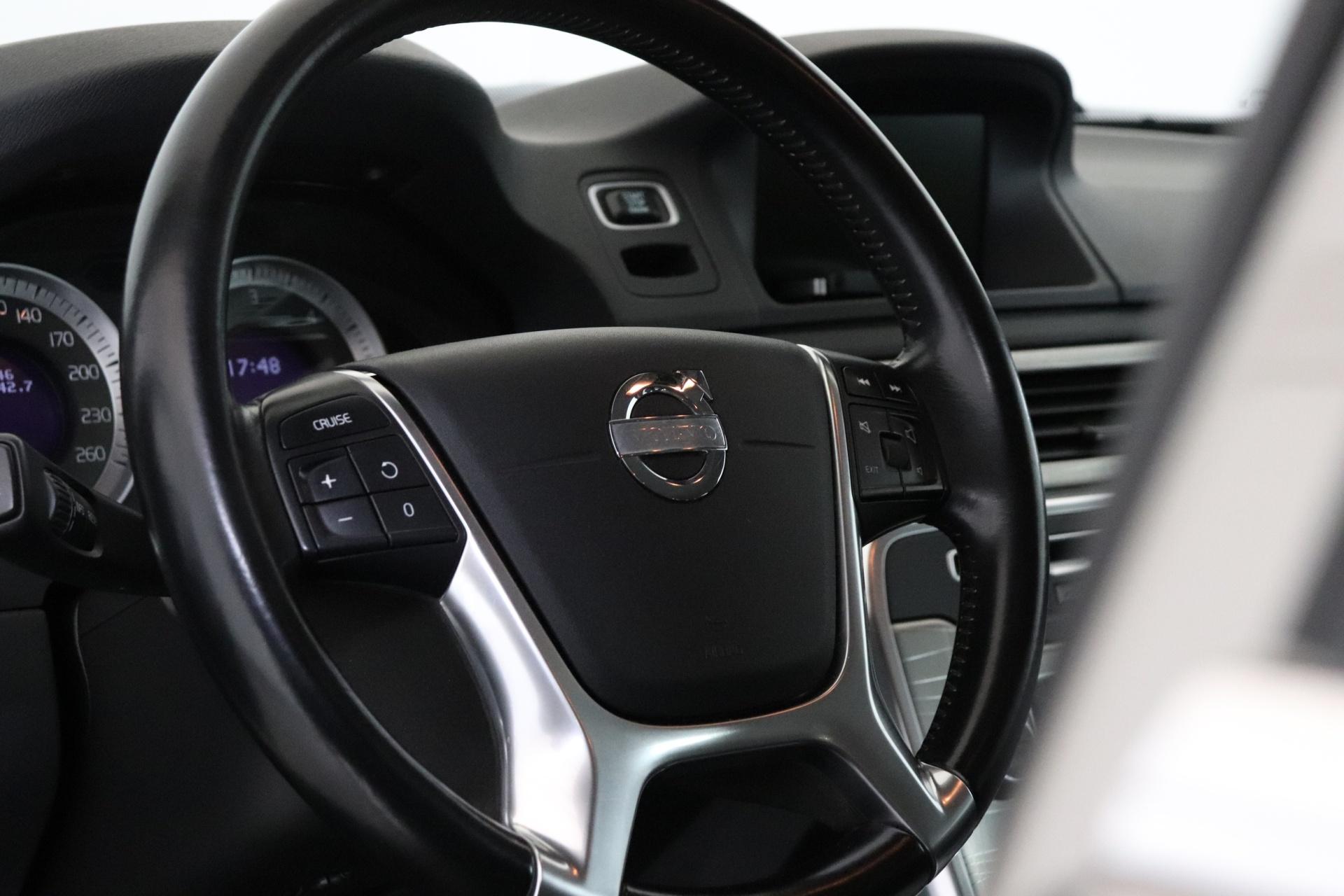 VOLVO XC70 10