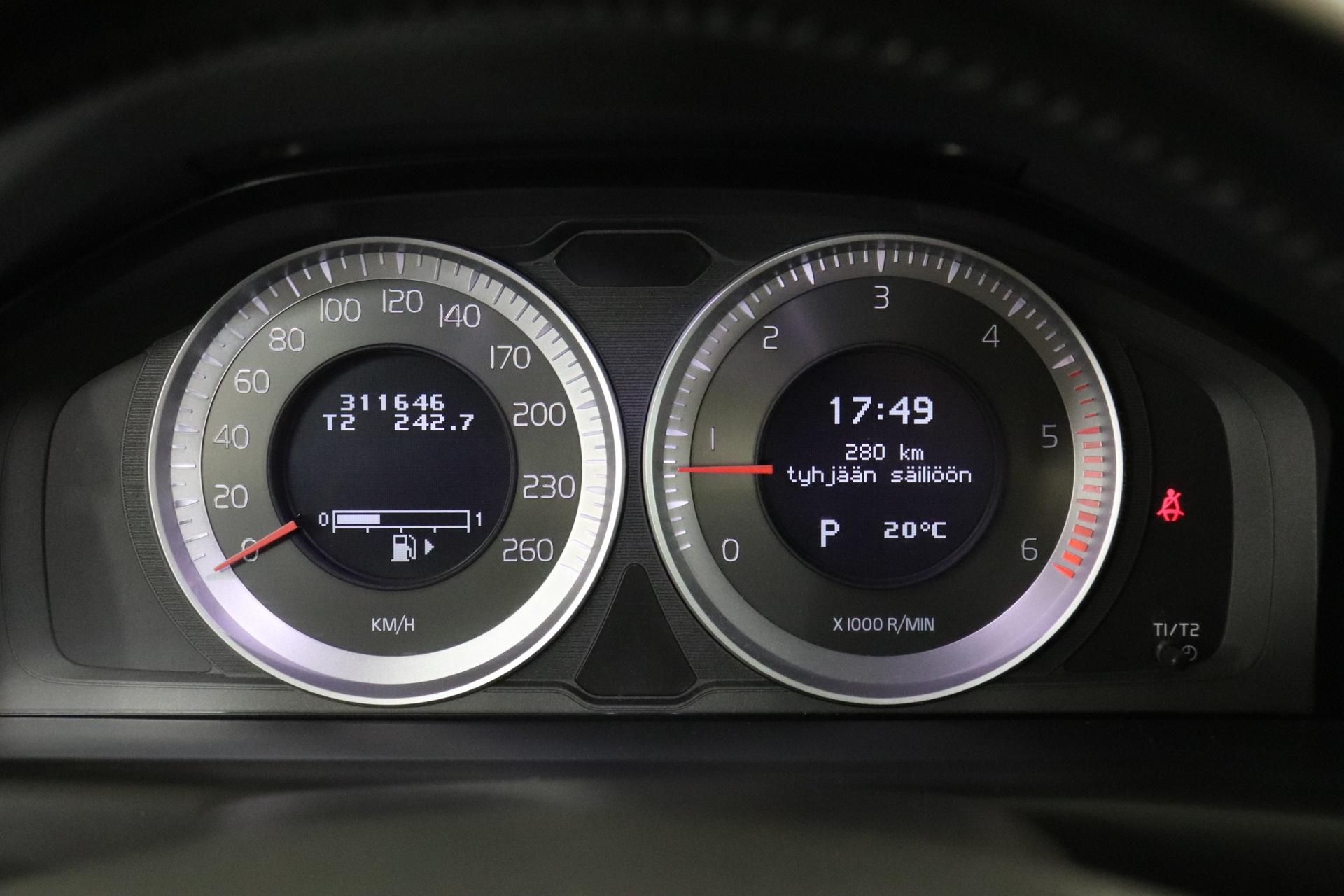 VOLVO XC70 13