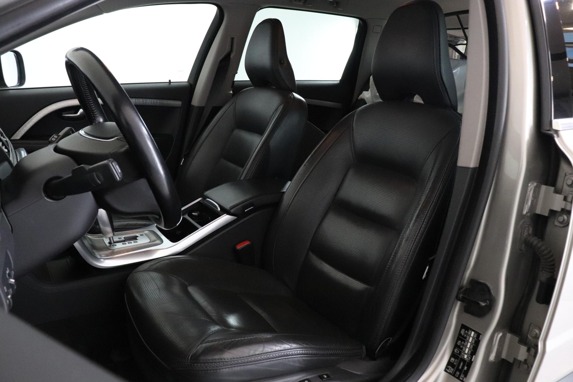 VOLVO XC70 8